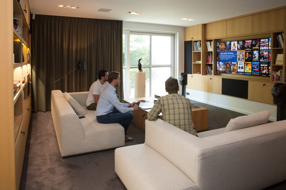 De demoruimte van ABC - Domotica NV waar drie personen domotica aan het ervaren zijn